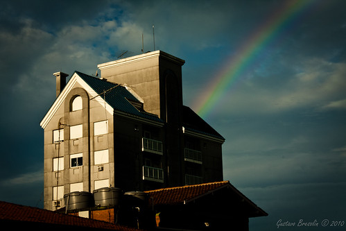 O prédio e o arco-íris