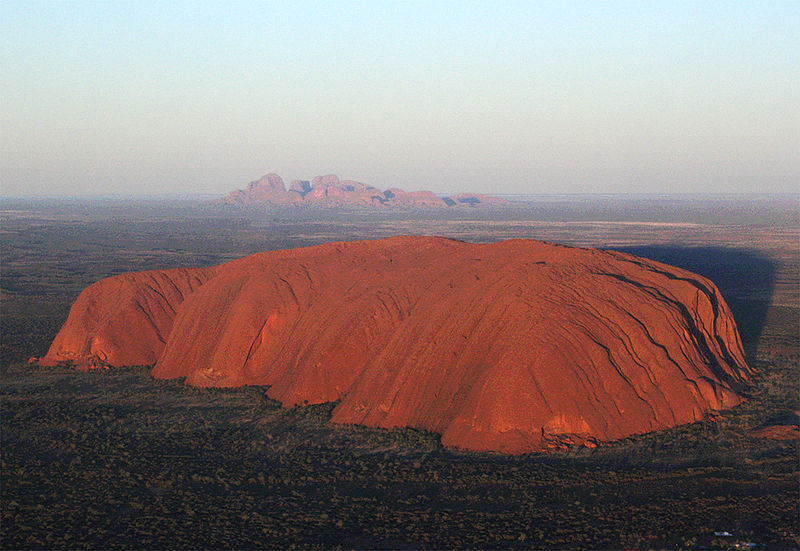 從高空中俯瞰烏魯魯巨岩，自一片荒原中拔地而起，氣勢懾人；圖片來源：維基百科