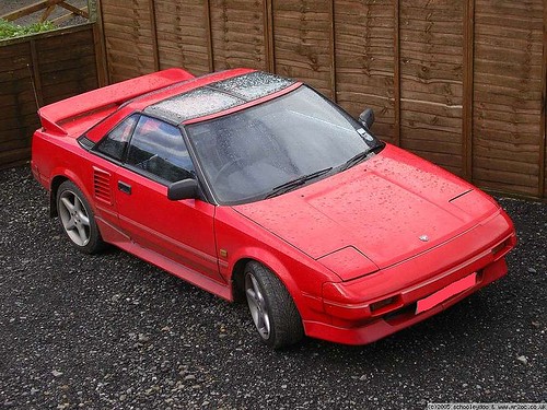 800px-Red_Toyota_MR2
