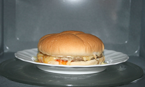 07 - Burger in Mikrowelle - hinterher