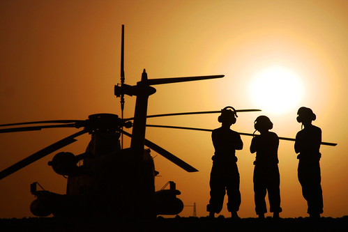  フリー画像| 航空機/飛行機| 軍用ヘリ| ヘリコプター| シルエット| 夕日/夕焼け/夕暮れ|      フリー素材| 