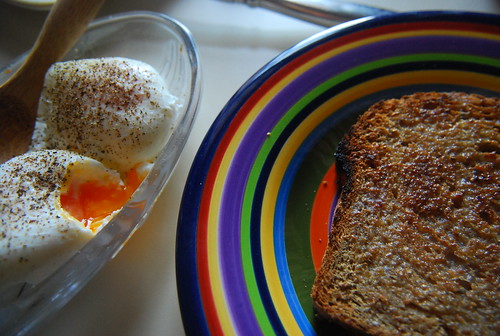Poached eggs with toast