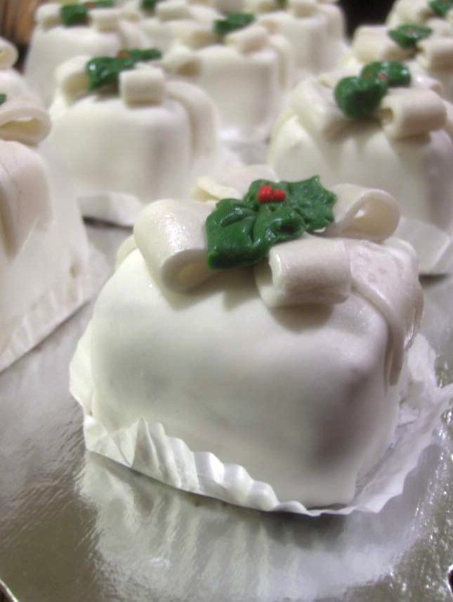 mini present cakes for christmas party