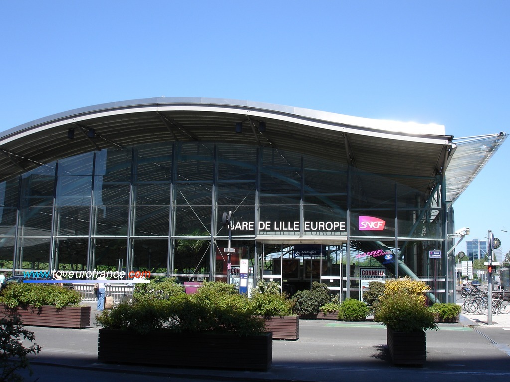Vue extérieure de la gare TGV de Lille Europe située dans le quartier d'affaires Euralille