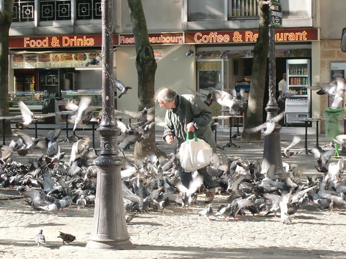 Dove man infront of the Centre Pompidou
