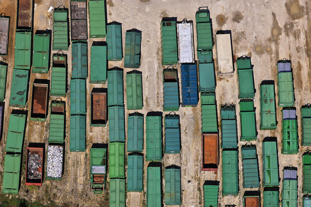 Luftbild vom Gelände einer Firma für Recycling, Reihen von grünen Containern