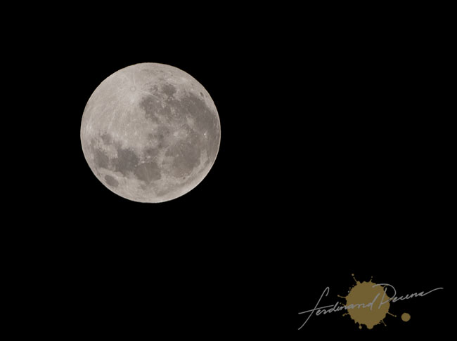 The Full Moon on a New Year 2010 (Taken 12:22am Phil Time)