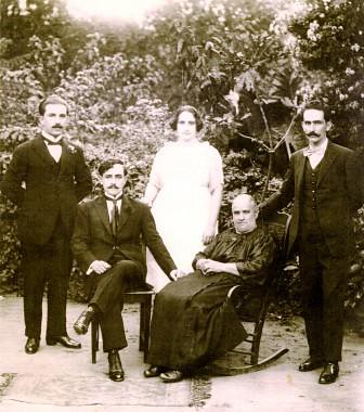 Ulpiana E. de Figueroa, sus hijos y Carlos Loubiere