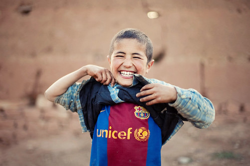  フリー写真素材, 人物, 子供, 少年・男の子, 笑顔・スマイル, モロッコ人, FCバルセロナ,  