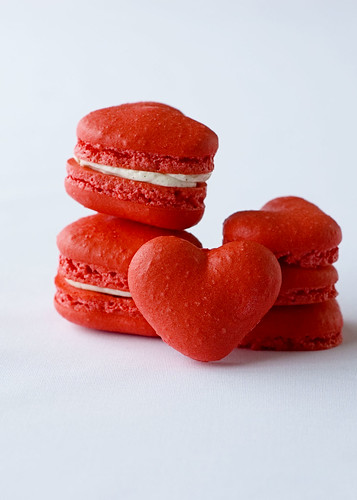 red velvet macarons - heart