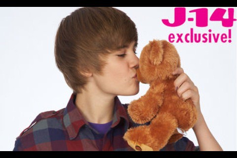 justin bieber kisses girl. Justin Bieber Kissing Teddy