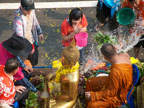 Songkran, Nong Khai - monks and buddhas