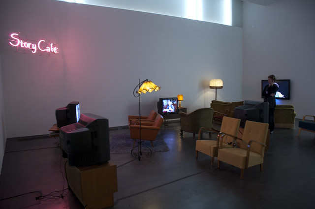 尤漢娜·林肯（Johanna Lecklin）的《故事咖啡店》（Story Café）01  《這是預謀》（It's a Set-up）現代藝術群像展  芬蘭赫爾辛基奇亞斯馬當代美術館（Museum of Contemporary Art, Kiasma）  （攝影／NIkita Wu）