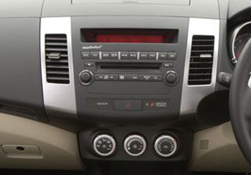 Mitsubishi Outlander Front AC Controls Interior Photo