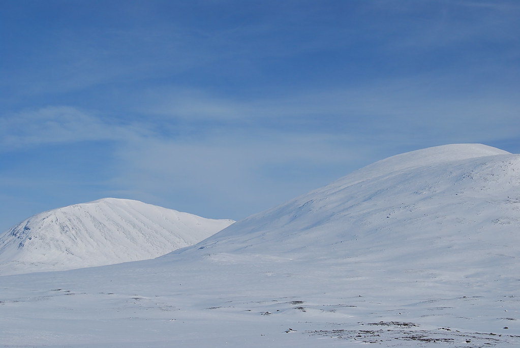 Montañas gemelas en Laponia