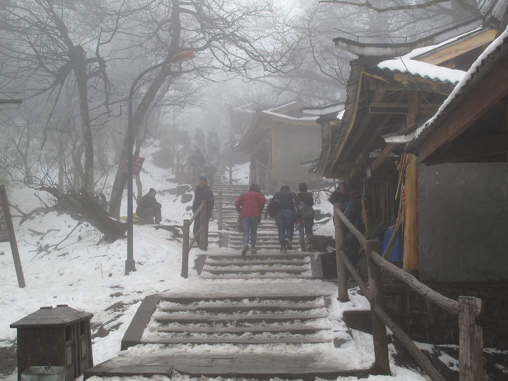The path to Emei shan