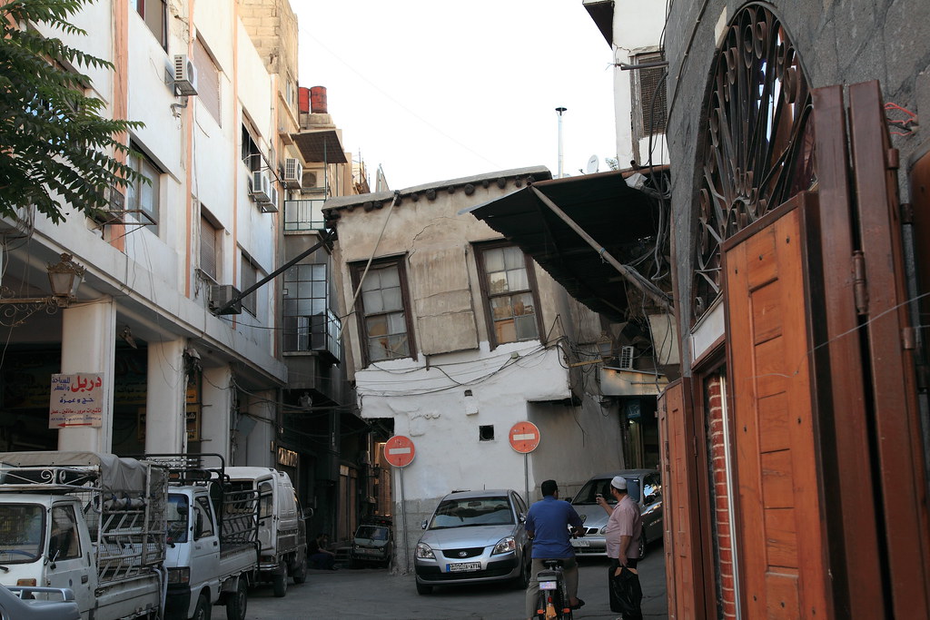 A house at the old city of Damascus (倒れそうな家。。。。)