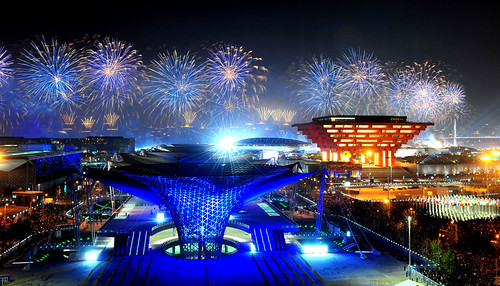 Fireworks illuminate the sky over China Pavilion (R) and the Expo Axis (L) during the opening ceremony of the 2010 World Expo on April 30 in Shanghai 上海世博会开幕式焰火表演