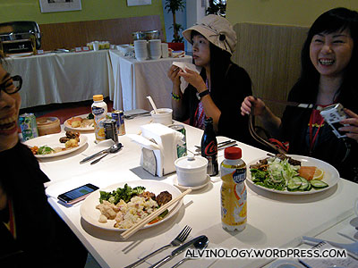 The Hong Kong bloggers enjoying their lunch