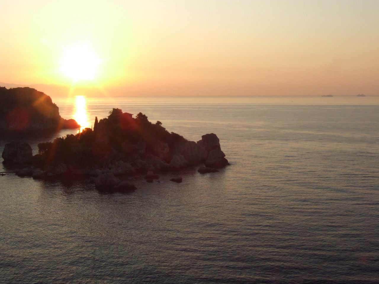Dawn Sunset-Isola Bella-Taormina-Sicilia-Italy - Creative Commons by gnuckx