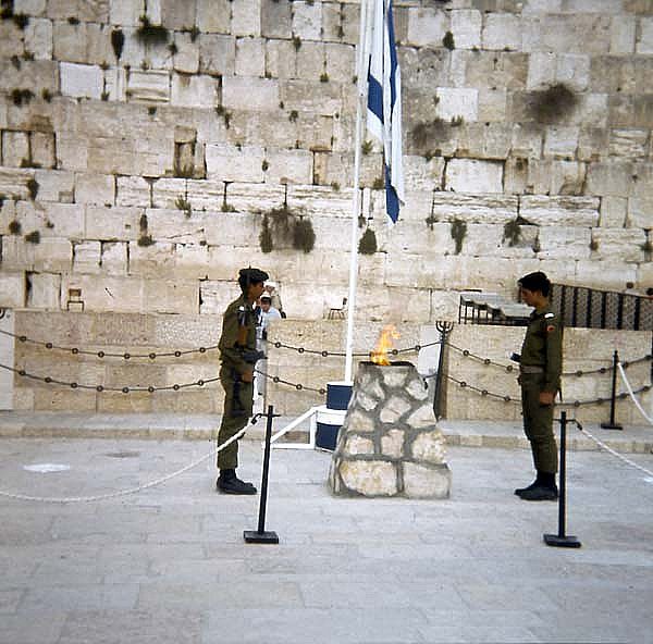 Israeli guard of honour at eternal flame Western Wall, Yerushalayim