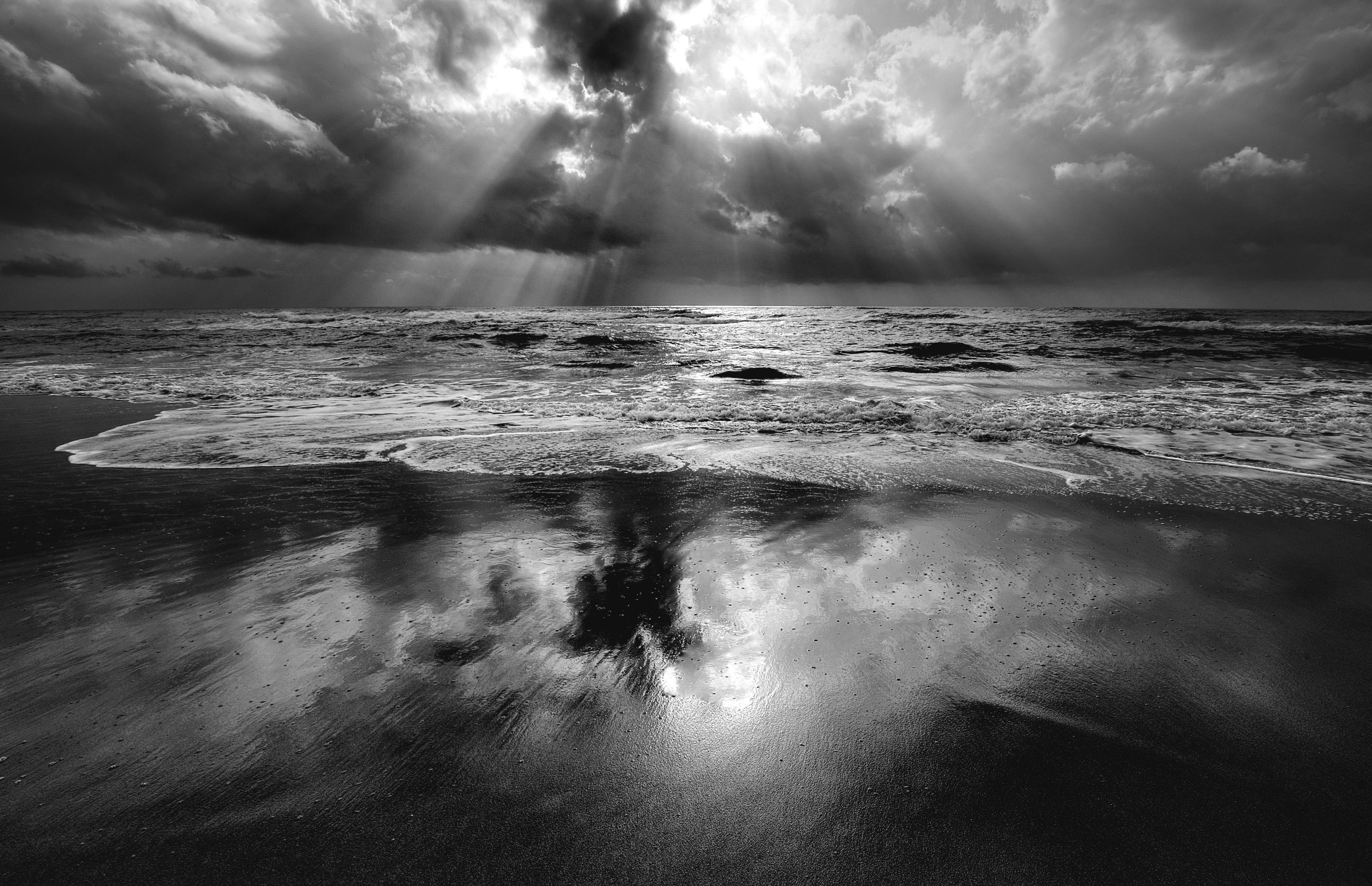 フリー写真素材 自然 風景 海 ビーチ 砂浜 日光 太陽光線 モノクロ写真 画像素材なら 無料 フリー写真素材のフリーフォト