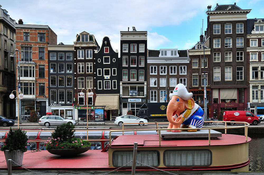 nothing straight in the city where elephants parade [ amsterdam (5239r) ]