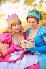 cosplay_2princesses with cake