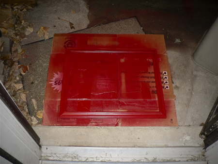 spray paint picture frame red