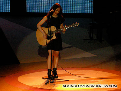 Another picture of Tanya Chua and her guitar