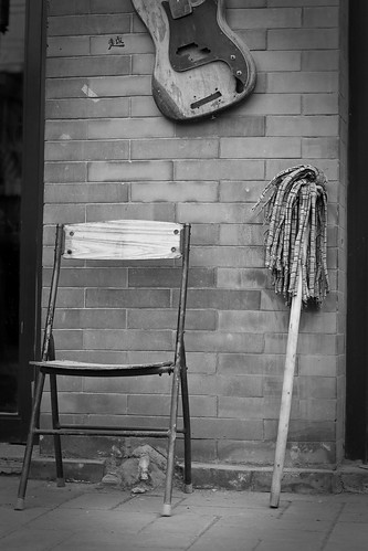 Chair, Guitar and Mop, -2°C (by niklausberger)