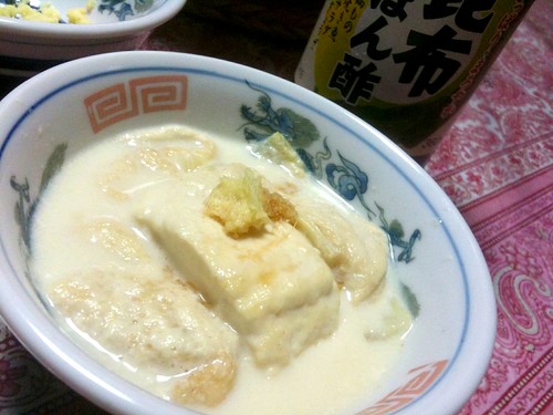 #jisui とろとろ湯豆腐作ったぜー。重曹すげえ。豆乳鍋って こんなのかしらん。明度正済