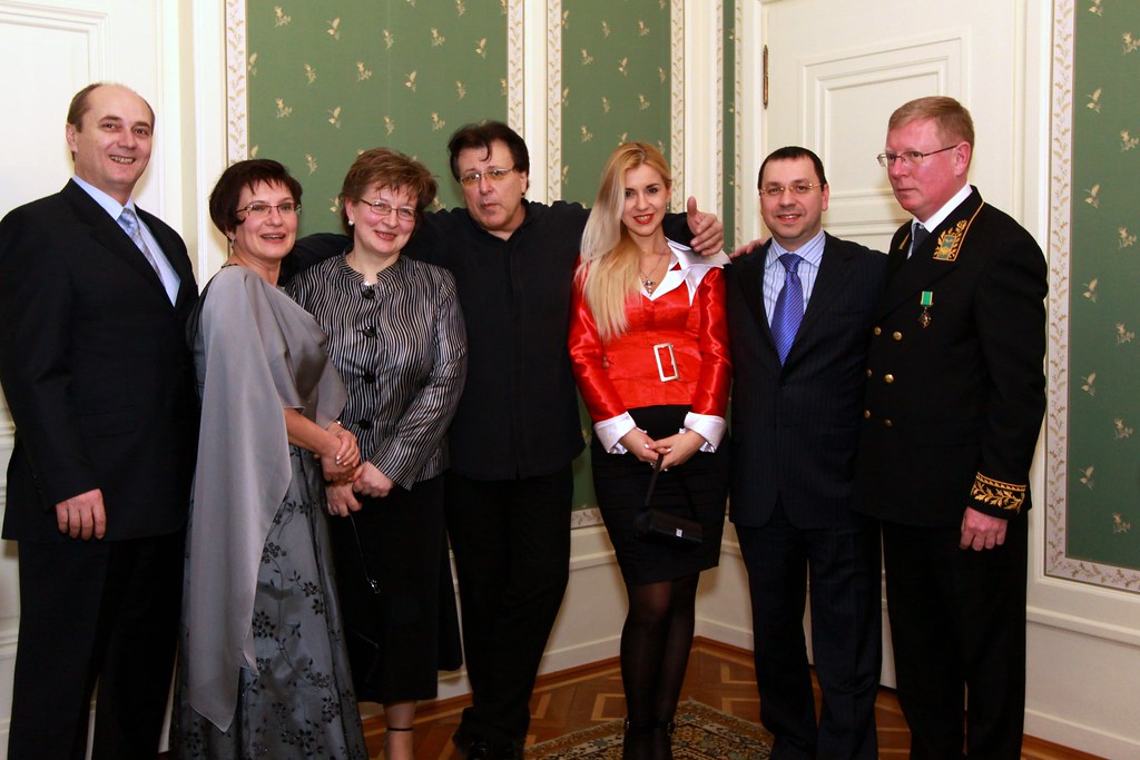 : BY-Botschafter Andrei Kulazhanka, Pianist Andrei Gawrilow, UKR-Botschafter Ihor Dir und RUS-Botschafter Igor Bratchikov mit Gattinnen