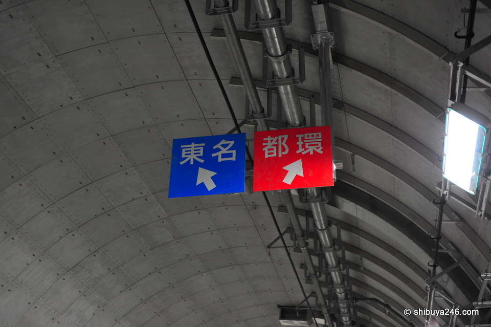 Left (blue) for the Tomei Highway, right (red) for the Inner City Highway route. These colors were also followed through on the road below to help drivers steer their course.