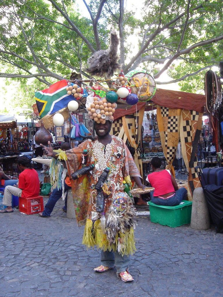 Mundial Sudáfrica hombre con ñandú en la cabeza