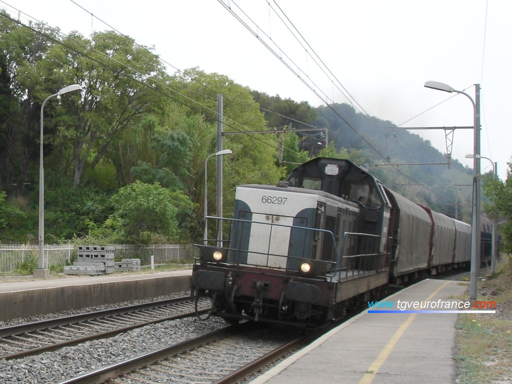 The BB 66297 locomotive hauling a goods train at the Saint-Chamas station on 16 June 2006