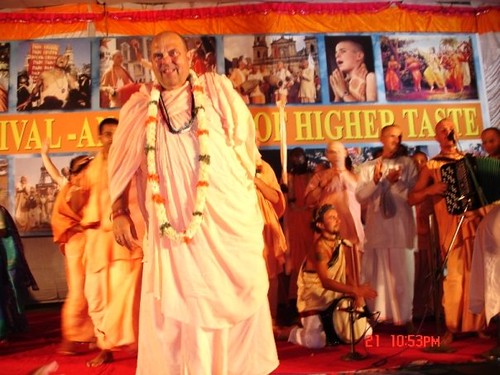 H H Jayapataka Swami in Tirupati 2006 - 0071 por ISKCON desire  tree.