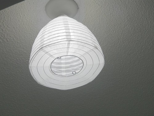 23天花板只有一個燈泡太醜，買了紙燈籠罩來掛