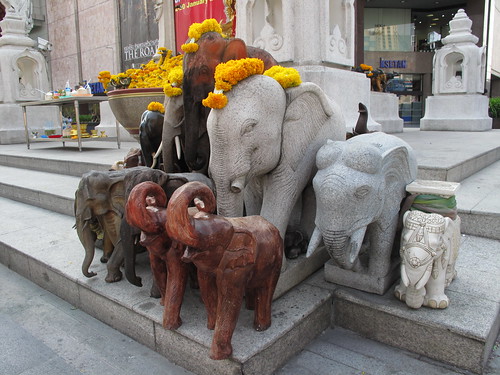 Elephant Statue (象の像)