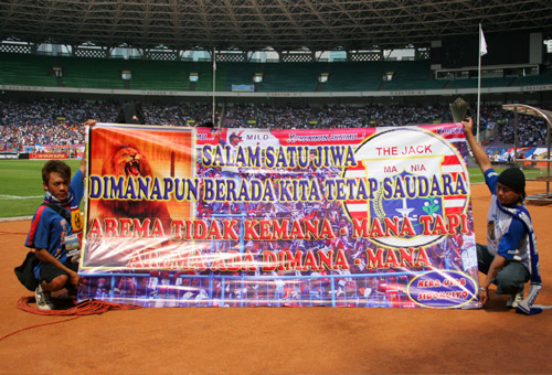 Aremania di Stadion Utama Gelora Bung Karno Senayan