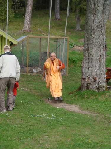 Kadamba Kanana Swami Korsnas Gard and at Ugrasena's 14th May 2010  -0066 por ISKCON desire tree.