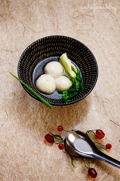 Savory mochi dumplings in light broth (sup banh troi man)