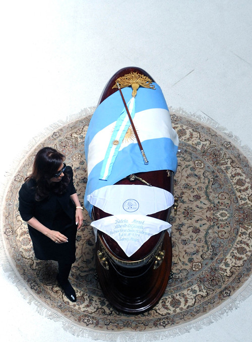 La presidenta Cristina Fernández, ante el féretro de Néstor Kirchner (Foto: Presidencia Argentina) 