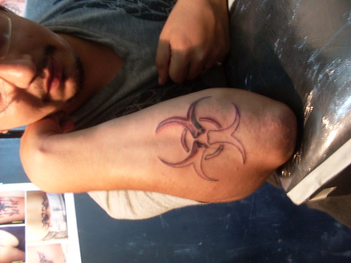 Tatuaje símbolo biohazard