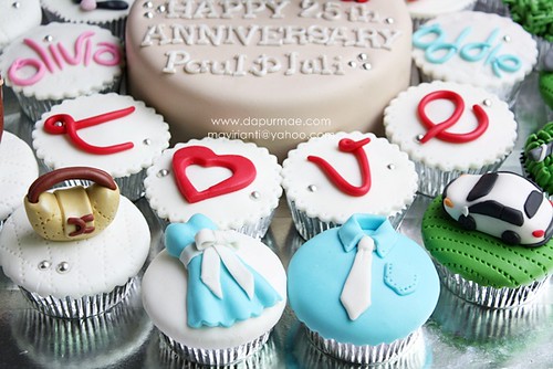 Silver Wedding Cake & Cupcakes