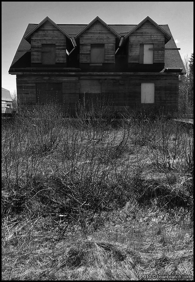 P1090609_abandoned_house