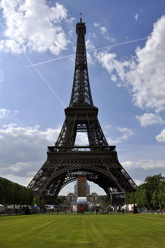 Taig Khris jumps Eiffel Tower