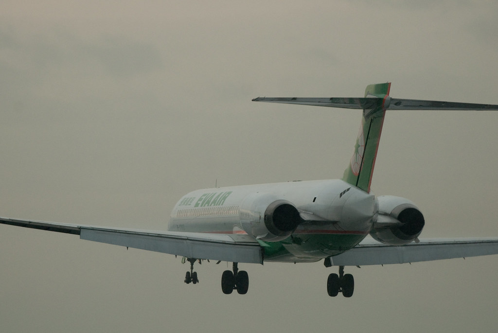 EVA AIR MD-90