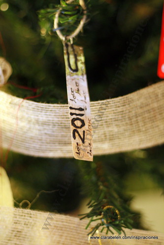 Manualidades Navidad: Adorno de árbol de Navidad reciclados con paletinas (cucharas) de plástico para el café, recortes de revistas y clips