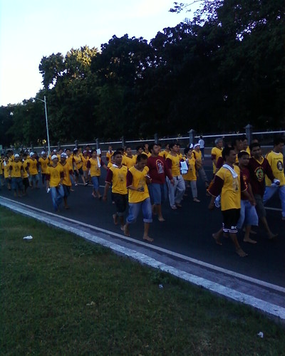 Devotees on their way to the Quirino Grandstand - Most of them are barefoot